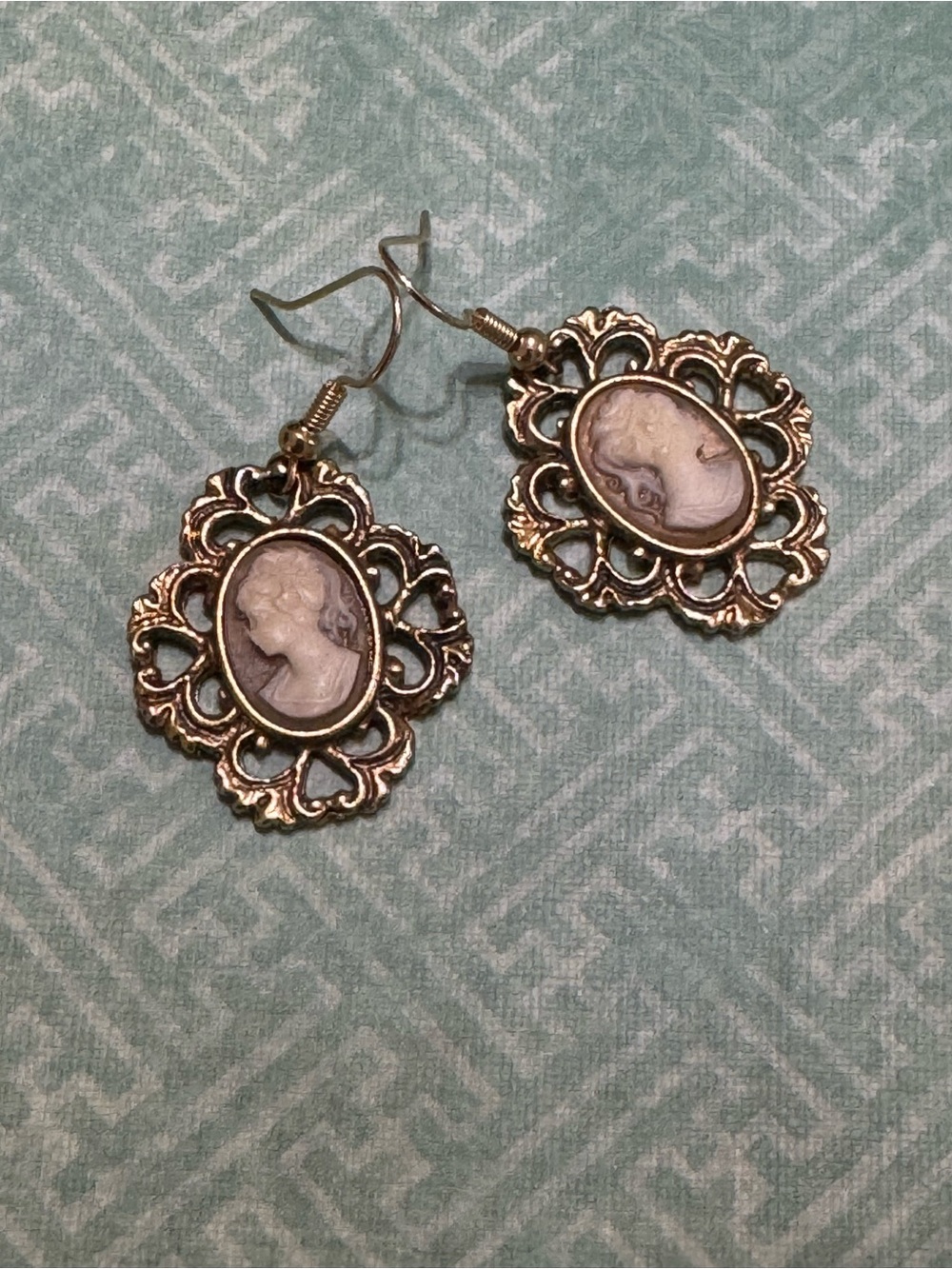 VINTAGE CAMEO EARRINGS - Picture 3 of 8